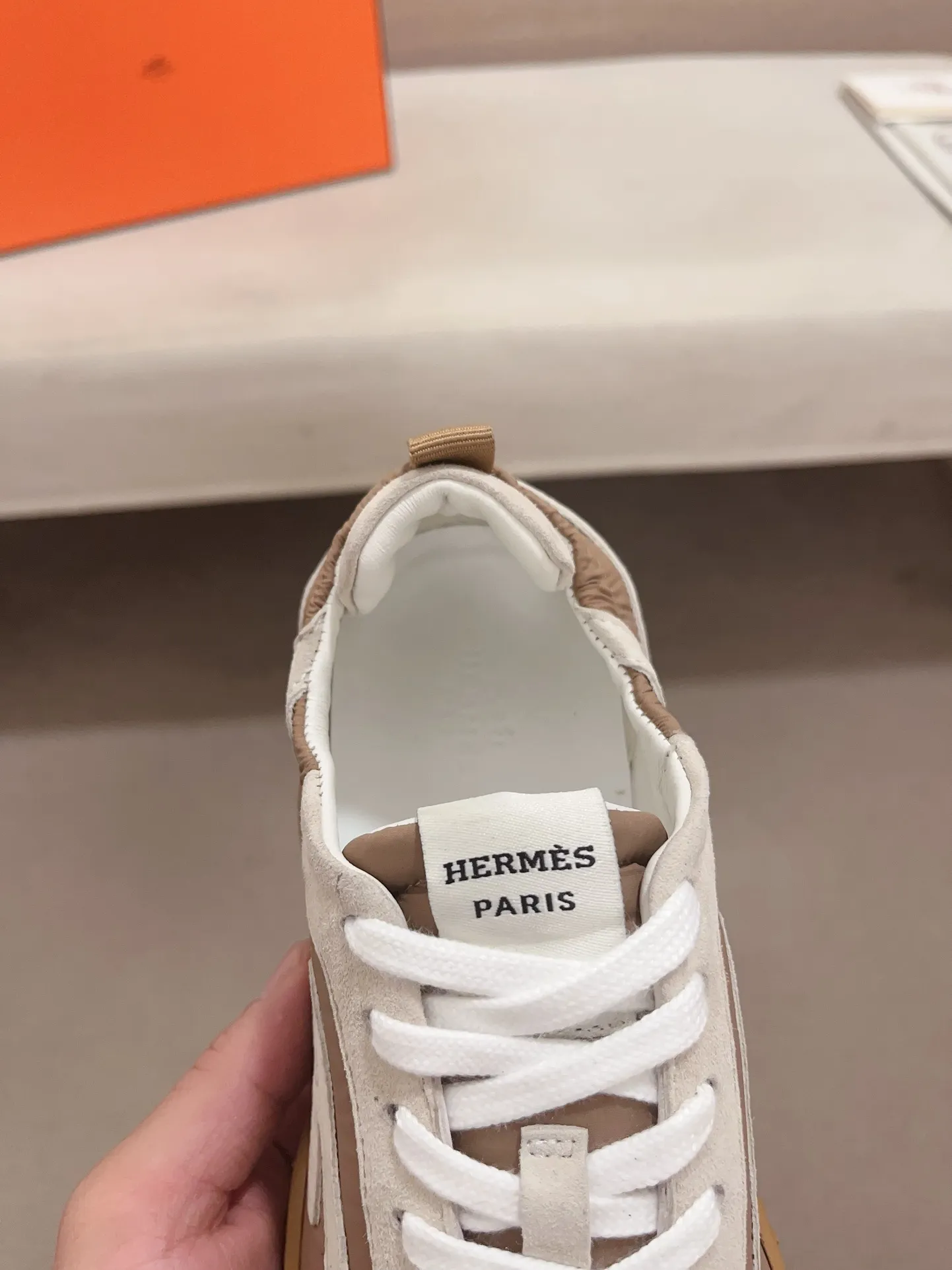 Men's men's shoes 💰: 720💰 Hermes top version # Couple style 💏 24ss casual sneakers Suede goatskin sneakers decorated with contrasting patterns and iconic "H" details, beautifully packaged at the delivery counter 🛍📦 Fabric: suede + cowhide Lining: mixed sheep lining Outsole: original TPU Bottom thickness: 2CM Size: 35-44